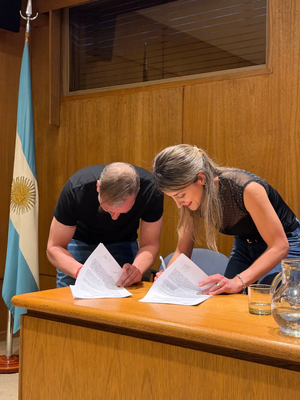 Pablo Cara, presidente e diretor da SAK Wine & Travel, e Lía Martínez, diretora executiva do Fundo para a Água do Rio Mendoza (FARM), assinam o Acordo de Cooperação.