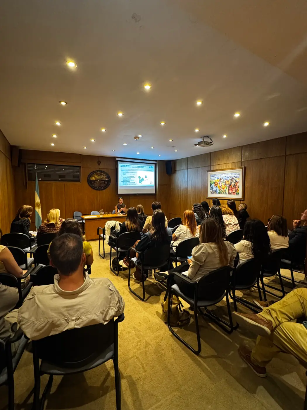 Guias turísticos e motoristas durante a sessão sobre segurança aquática na Universidade do Aconcágua, em Mendoza.