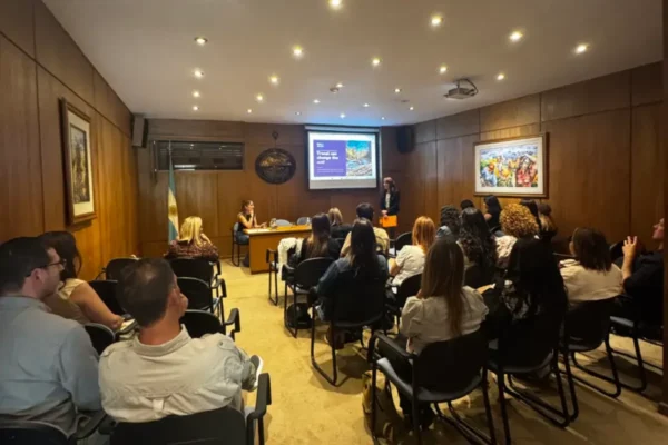 Abertura do dia de treinamento "Água, Montanhas e Sustentabilidade do Destino" na Universidade do Aconcágua, conduzida por María Ángel Pasquariello, diretora da SAK Wine & Travel.
