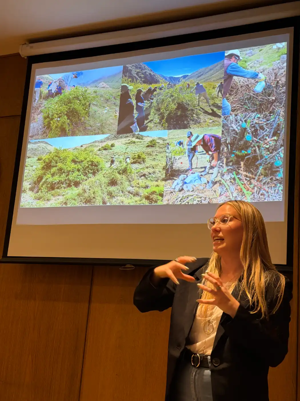 Florencia Strugo, da Ecosigna, apresentando o projeto de restauração do pantanal de Vallecitos.